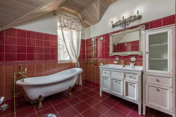 Fliesenanordnung mit Bordüre im Badezimmer