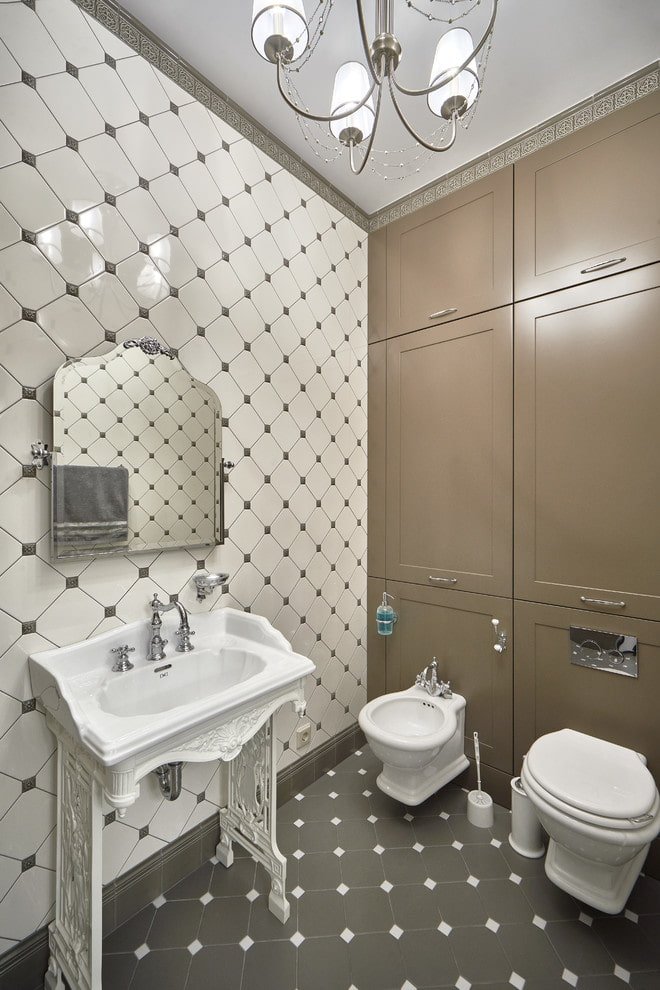 Fliesenanordnung im Badezimmer-Interieur