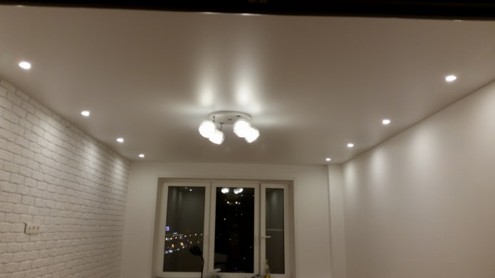 Lampen entlang der Wände an der Decke