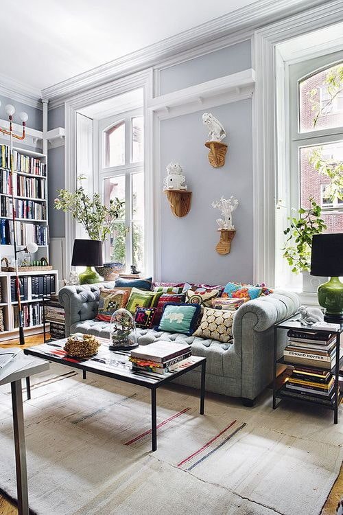 Sofa mit dem Rücken zum Fenster