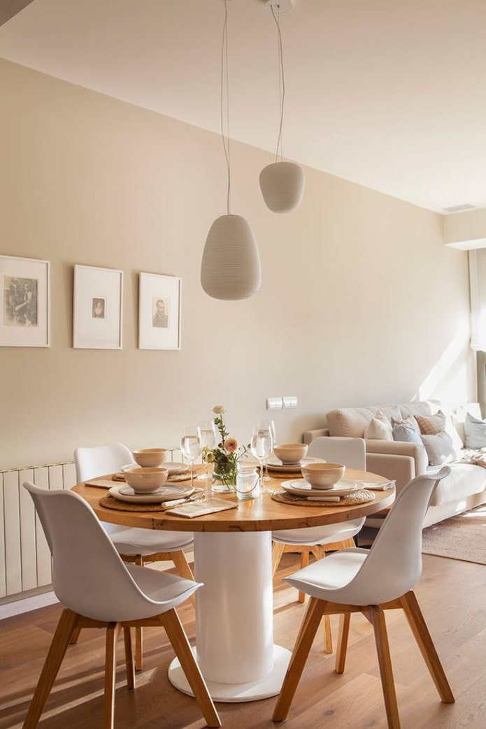 Esstisch im Wohnzimmer