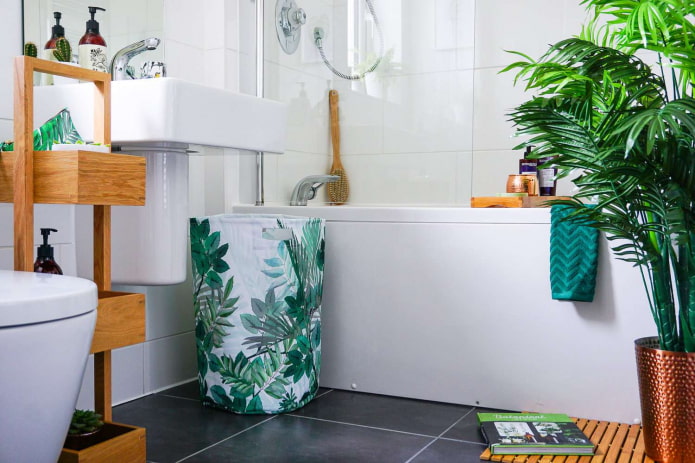 Palme auf dem Boden im Badezimmer