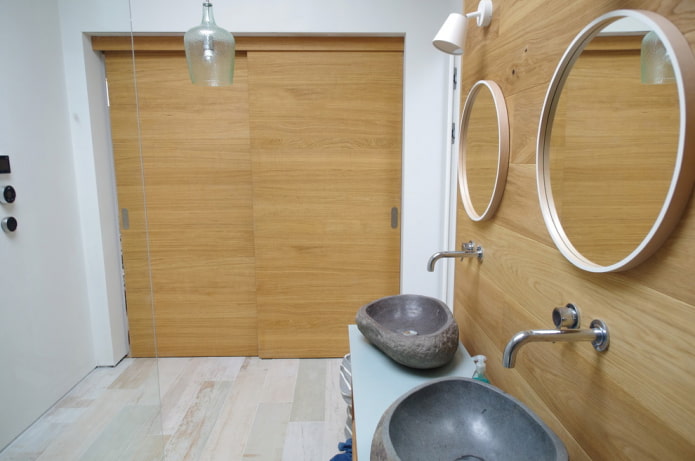 Schiebetürpaneele im Badezimmer