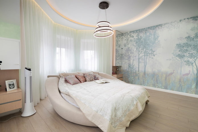 ein rundes Bett im Innenraum