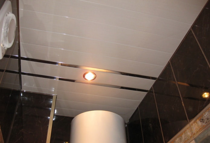 Lamellenhängekonstruktion im Badezimmer
