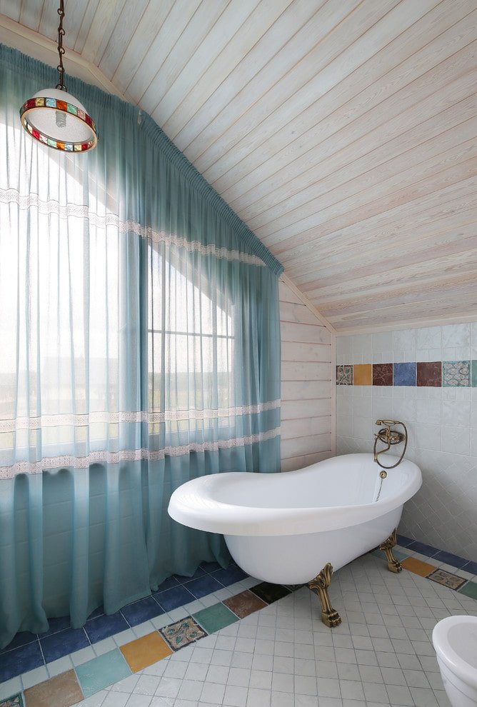 Lattenhängekonstruktion im Badezimmer