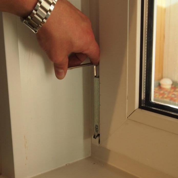 Einstellung der unteren Scharniere des PVC-Fensters