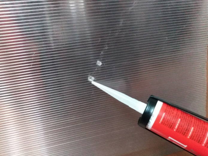 Eine Delle in Polycarbonat mit Dichtmittel versiegeln