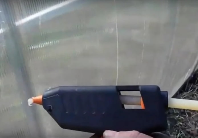 Ein Loch in Polycarbonat mit einer Klebepistole versiegeln
