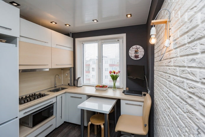 Deckenverkleidung in einer Chruschtschow-Wohnung