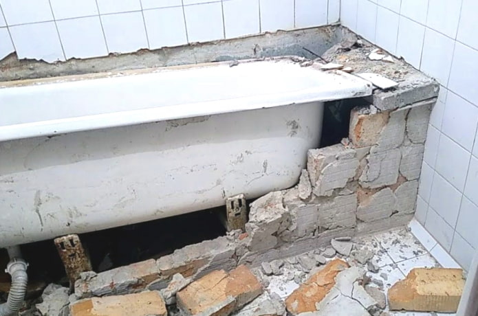 Demontage der alten Badewanne