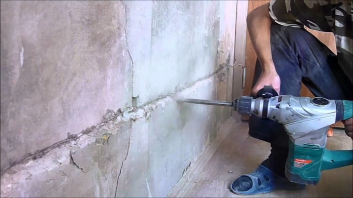 Maschinelles Nutenbohren mit einem Bohrhammer