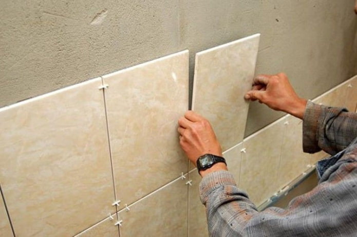 Fliesen an der Wand verlegen