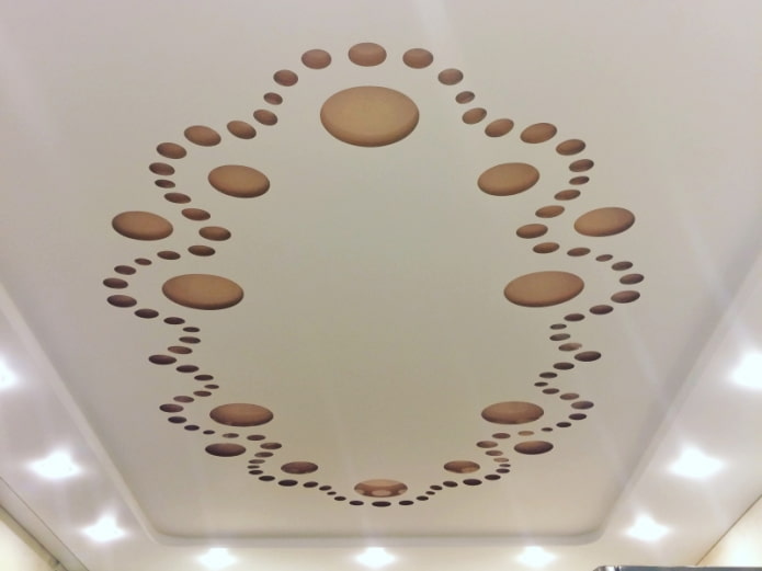 Spanndecke mit Perforation in Form von Mustern