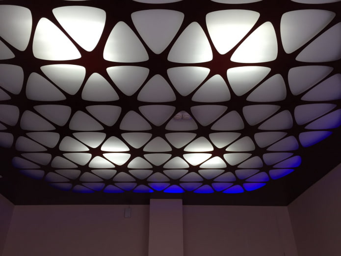 perforierte Leinwand mit Beleuchtung aus Ausschnitten