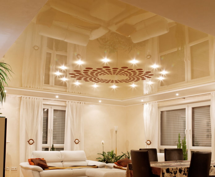Geschnitzte Spanndecke im Wohnzimmer