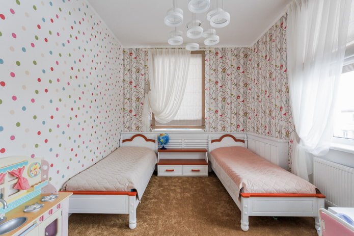 Raffrollos mit Vorhängen im Kinderzimmer