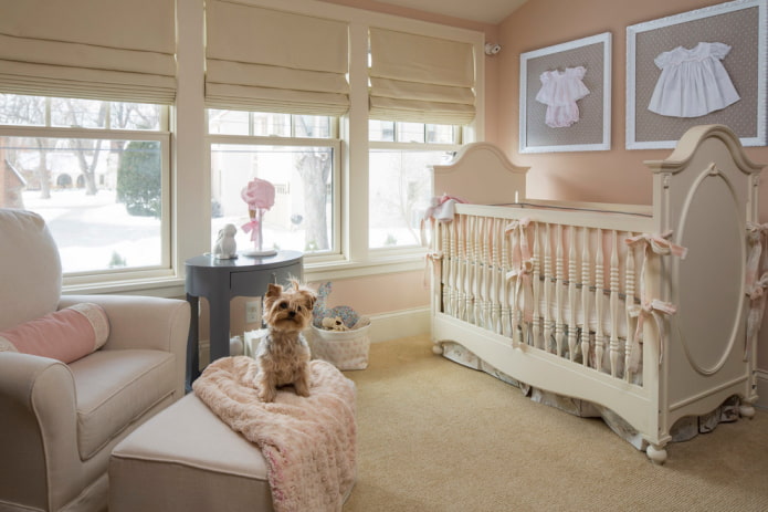 beige römische Vorhänge im Kinderzimmer