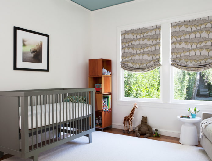 Gemusterte Raffrollos im Kinderzimmer
