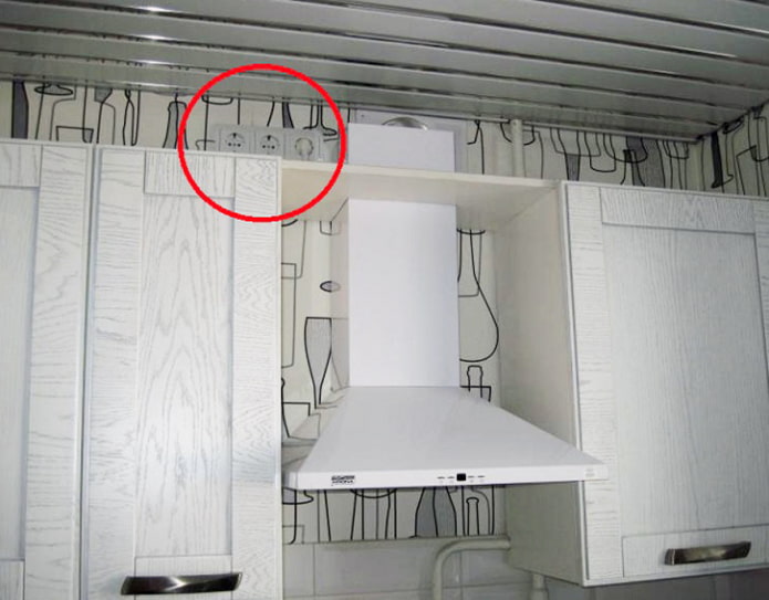 Steckdosen sind über dem Schrank sichtbar