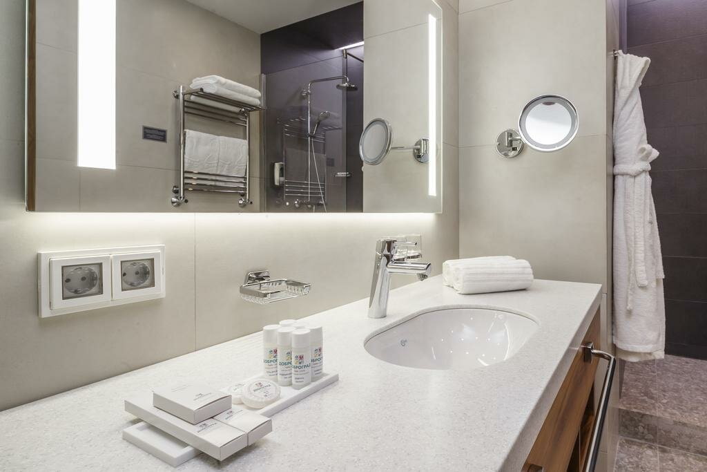 Steckdose über der Arbeitsplatte im Badezimmer