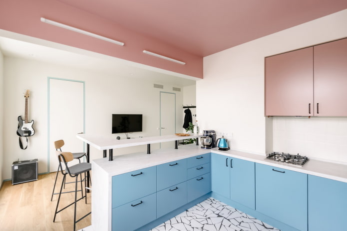 Kücheninterieur in Rosa- und Blautönen