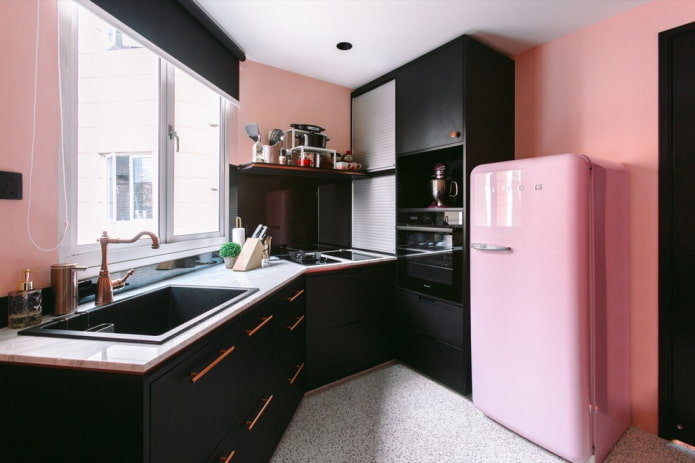 Kücheninterieur in Schwarz- und Rosatönen