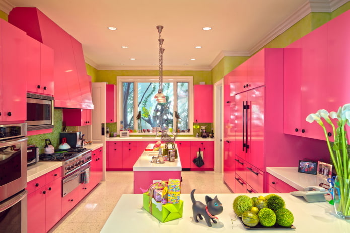Kücheninterieur in Rosa- und Grüntönen