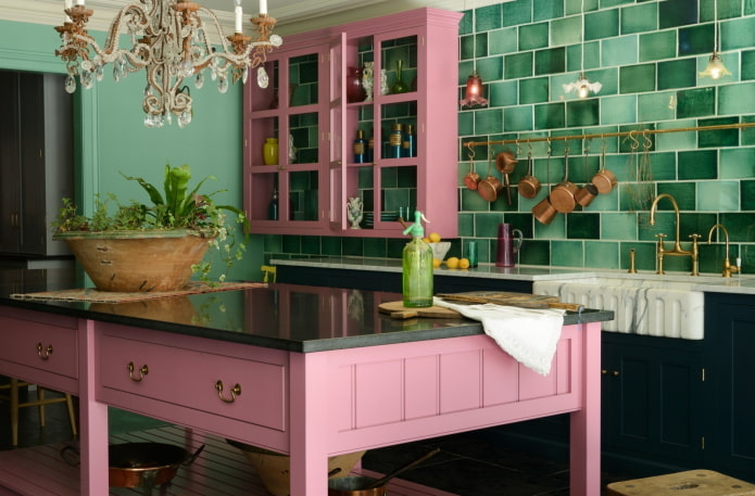 Kücheninterieur in Rosa- und Grüntönen
