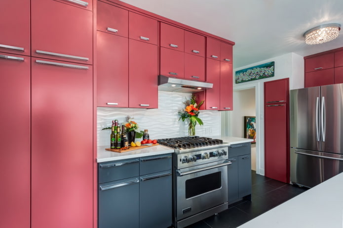 Kücheninterieur in Grau- und Rosatönen