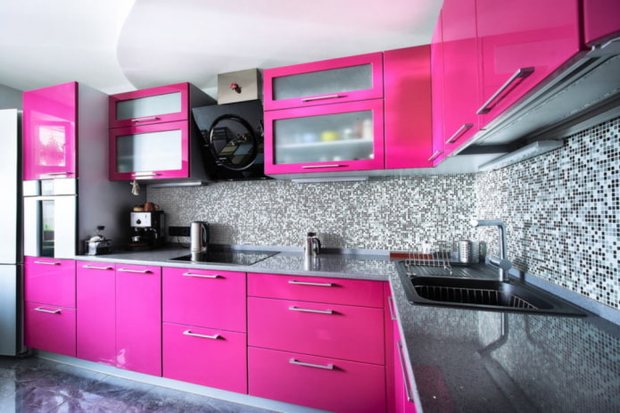 Kücheninterieur in Grau- und Rosatönen