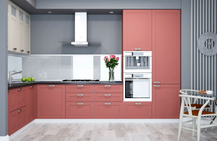 Kücheninterieur in Grau- und Rosatönen