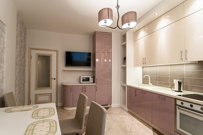 Kücheninterieur in Beige- und Rosatönen