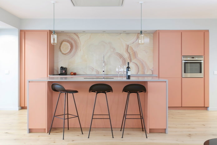 Kücheninterieur in Beige- und Rosatönen