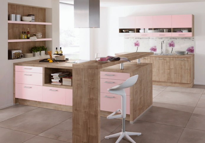 Kücheninterieur in Beige- und Rosatönen