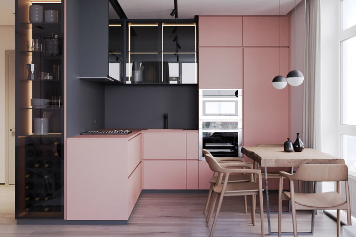 Möbel und Geräte im Kücheninterieur in Rosatönen