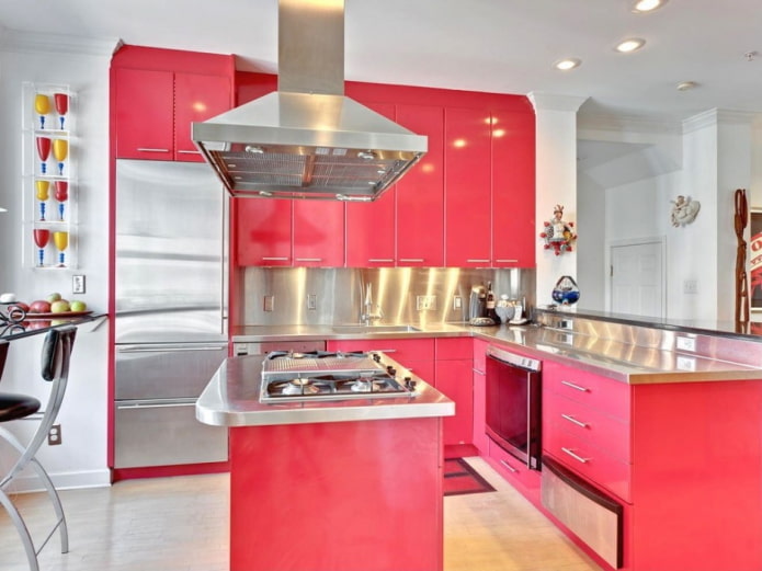 Möbel und Geräte im Kücheninterieur in Rosa Tönen