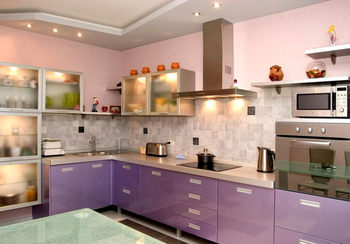 Kücheninterieur in Rosa- und Fliedertönen