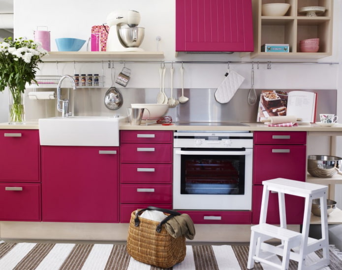 Möbel und Geräte im Kücheninterieur in Rosatönen
