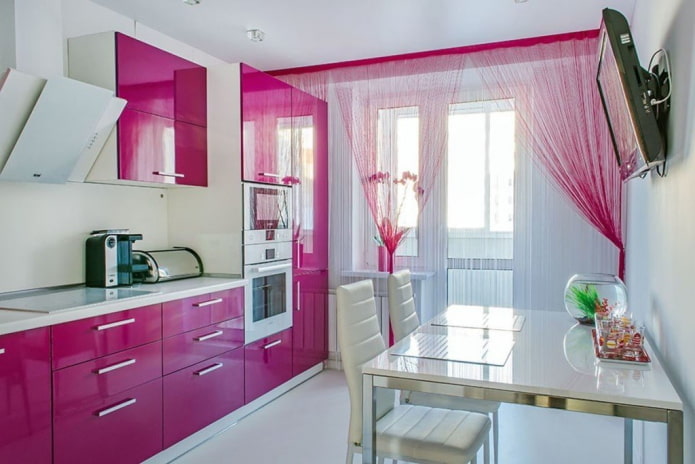 Vorhänge im Kücheninterieur in Rosatönen