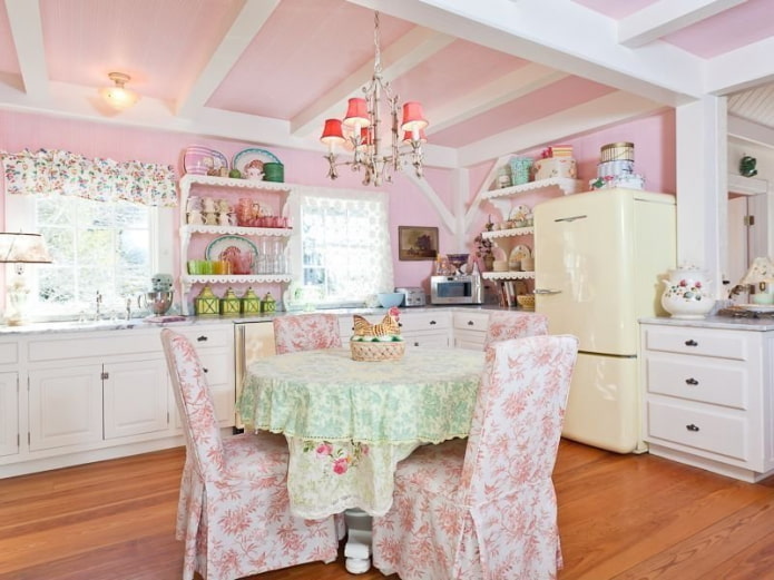 Rosa Kücheninterieur im Shabby-Chic-Stil