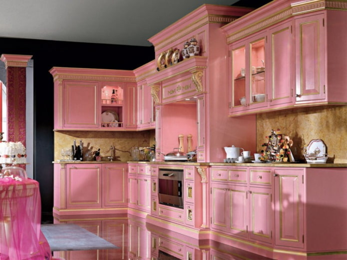 Rosa Kücheninterieur im klassischen Stil