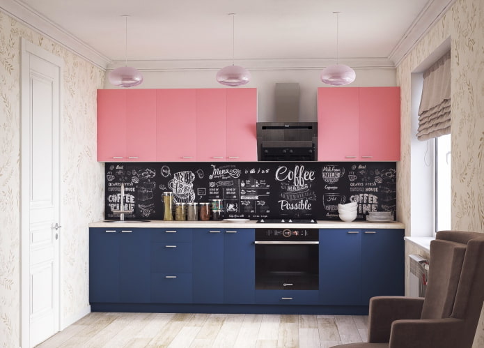 Kücheninterieur in Rosa- und Blautönen