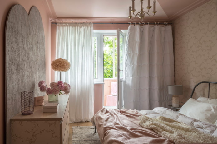 Schlafzimmereinrichtung in Rosa- und Beigetönen