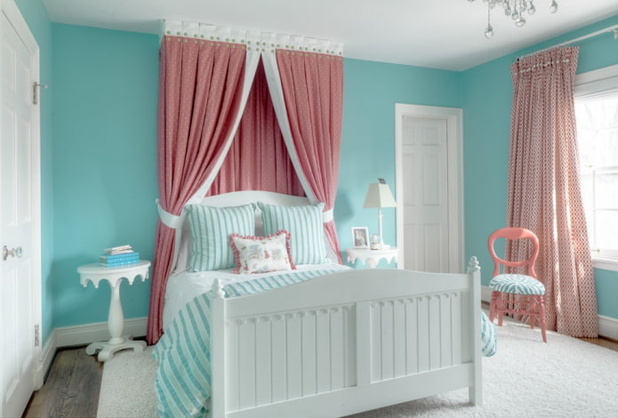 Schlafzimmer-Interieur in Rosa- und Blautönen