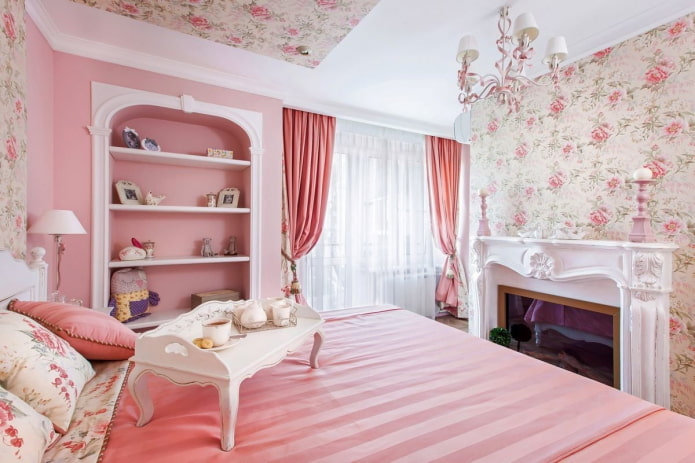 Interieur eines weiß-rosa Schlafzimmers