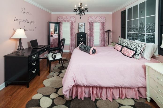 Schwarz-rosa Schlafzimmer-Interieur