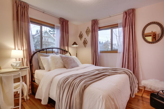Textilien im Schlafzimmer-Interieur in Rosatönen