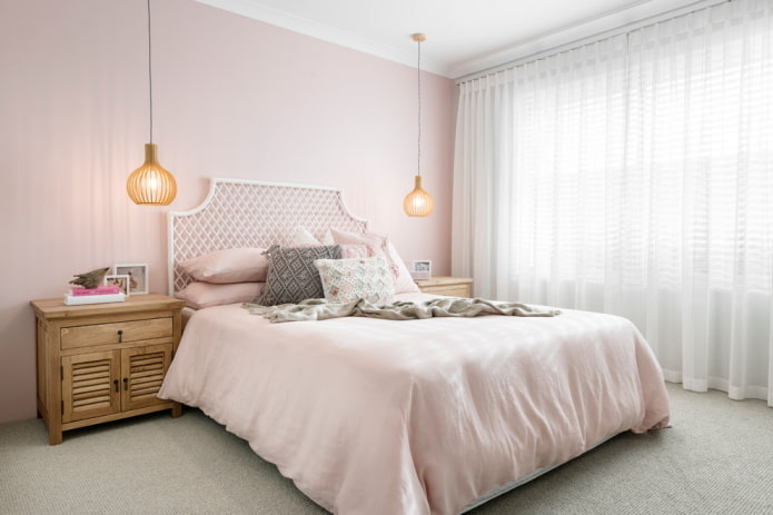 Textilien im Schlafzimmer-Interieur in Rosatönen