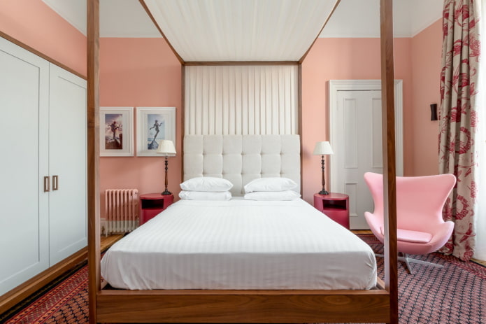 Möbel im Schlafzimmer-Interieur in Rosatönen